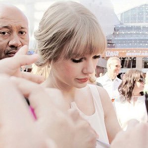 swiftieldn's profile picture. 𝒓𝒖𝒏𝒏𝒊𝒏𝒈 𝒕𝒉𝒓𝒐𝒖𝒈𝒉 𝒓𝒐𝒔𝒆 𝒕𝒉𝒐𝒓𝒏𝒔 🥀 𝟮𝟬𝟬𝟵 𝘀𝘄𝗶𝗳𝘁𝗶𝗲