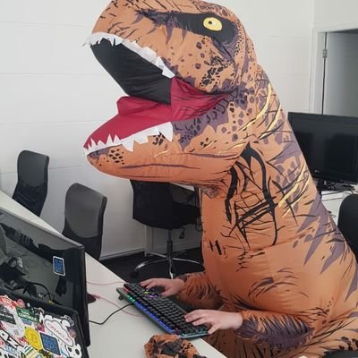pistoletzzz's profile picture. o dinossauro da foto sou eu mesma.