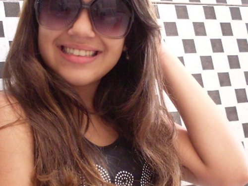 Uma menina que vive seu mundinho pequeno. Adoro ir ao shop com amigos. Sou simpática, amiga, legal, meiga, apaixonada.
É isso ai, quiser saber mais segue !
