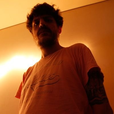 Banco, diseño y fotografío los trapos. Belgrano, Perón y los Ramones.