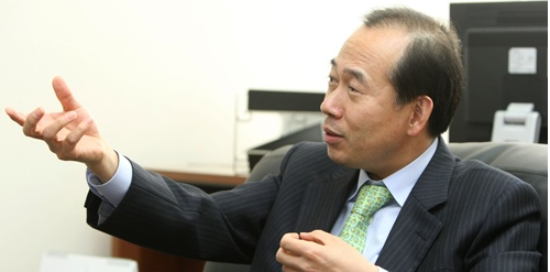 cj_hwang's profile picture. 2005년 ~ 2007년 3월 벤처기업협회(KOVA) 부회장
2007년 ~ 현재 한국디스플레이 산업협회 부회장
2009년 ~ 현재 한국물리학회 재정위원회 부위원장
2009년 ~ 현재 태양광산업협회 부회장
2010년 ~ 현재 벤처기업협회 회장