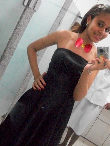 Bem , sou uma menina que gosta de fazer novas amizades e gosto muito da minha familia e amigos . Espero encontrar bastante coisa legal aqui . Obrigado ' até