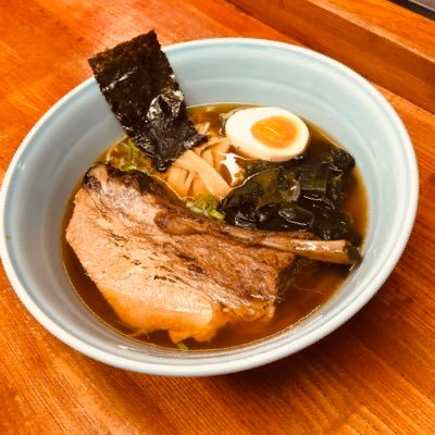 秋葉原中央通りの 「アニメイト」さんの前にあるラーメン看板の店です。名前は関取ラーメン 竜軒と言います。秋葉原で43年間 名物 リブ肉ラーメンを筆頭に各種ラーメン、をご提供しております!（各種トッピングあり） 11時〜21時まで※月曜定休 月曜祝日の場合翌日休業です!無言フォロー失礼します #関取ラーメン #秋葉原