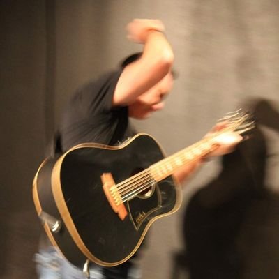 AUTEUR-COMPOSITEUR-INTERPRÈTE
Redge Lambert fait rayonner l’accent de ses origines chaque fois que l'on
écoute l’une de ses chansons.