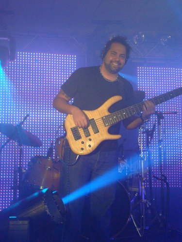 BAIXISTA, PRODUTOR MUSICAL,
MARIDO DA NATALIA, CHEFE DE FAMÍLIA, COZINHEIRO E NAS HORAS VAGAS MÚSICO. RSS...  MUSICA SEMPRE!!!!