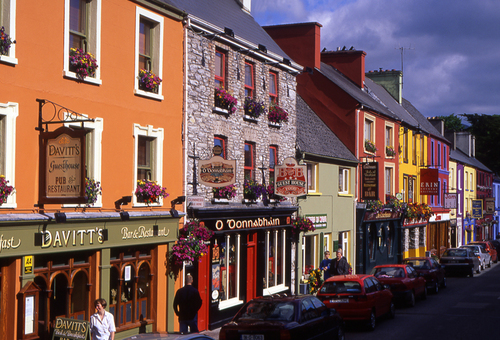 A visit to Kenmare leaves lasting memories with its colourful shop fronts, unrivalled range of restaurants and stunning scenery.