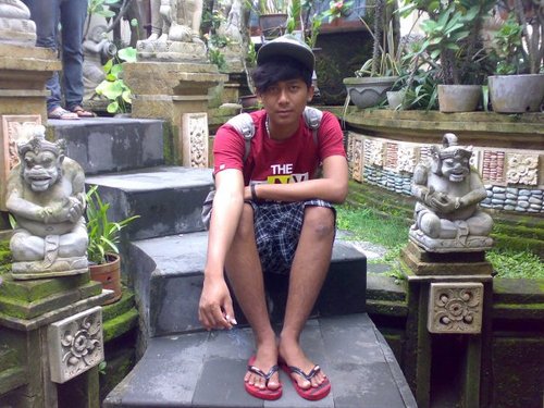saya datang dari lubang kegelapan,dan saya berada disini mengharap adanya kecerahan.