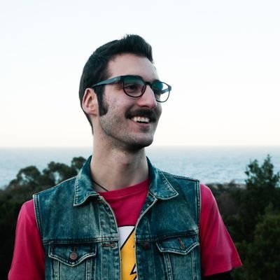 Soy un periodista extraño que viaja desde el este y a quien está perdido busca.