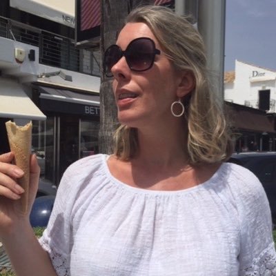 Freelance writer specialising in life stories. Passionate about books, arts/culture, tennis and cocktails. Founder of The Story Writer.