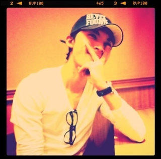 shinsuke1202's profile picture. 『인생, 악 김 』がモットーでふ☺☻

Uma mulher é muito boa.