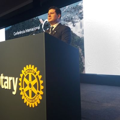 Formado en Ciencias de la Comunicación, especialista en radio, protocolo y ceremonial.