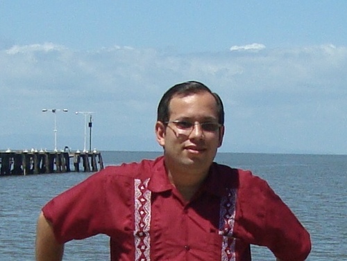 Físico y profesor con múltiples intereses académicos,aficionado a la lectura,el ajedrez,la cocina,las matemáticas y los viajes.