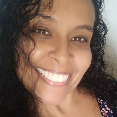 Profissional que presta serviços de secretariado, dando apoio às pequenas empresas, empresários e outros profissionais ocupados.