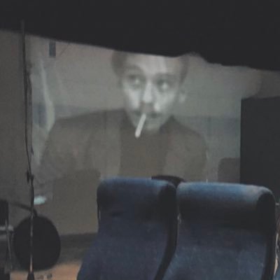Študent, pianist, mačji fotr. Fotkam - tudi na film, furam bajke, kofetkam, pa tko.