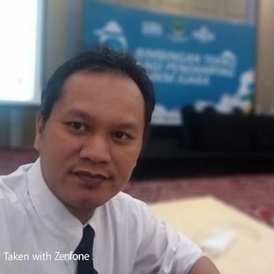 jng pernah kau gantungkan penghasilanmu kpd pekerjaanmu, percayalah bumi Allah itu begitu luas utk kau arungi dasyatnya karunia Illahi