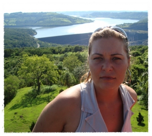 Estudante de Engenharia Civil -FG. Graduada em Pedagogia e Pós - Graduada em Psicopedagogia Clínica e Institucional.