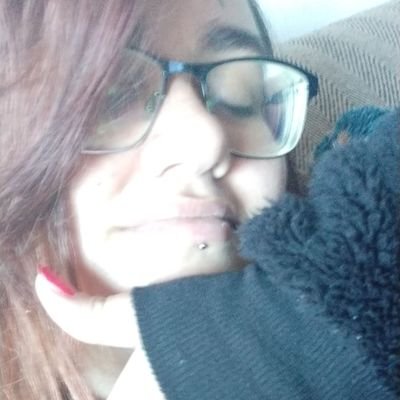 la chica que ves en la estación de autobús sumergida en un libro.