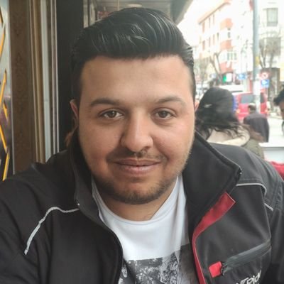 Sene 2010 Birgün Arkadaşlarla Cihangirde Çay İçiyoruz. Gerisinide Hatırlamıyorum Zaten...!!