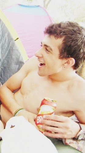 De longe sou feio, de perto continuo longe.