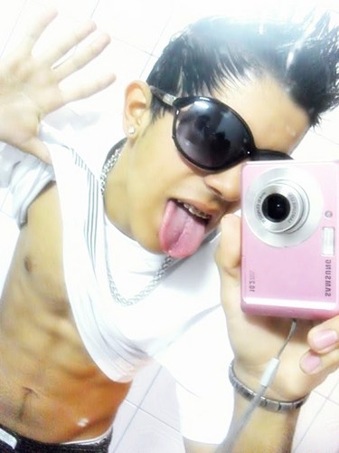 Leonino,olhos castanhos,nascido no dia 02/08/1992,1,70 de altura,62 quilos,musicas preferidas, Eletronica e Funk mais escuta tudo que é bom ;D, prazer !