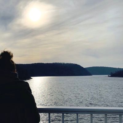 MissMirrorEgg's profile picture. with freedom, books, flowers and the moon, who could not be happy? -Oscar Wilde-