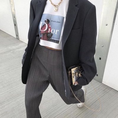 Vii901's profile picture. أنا التائه فيّ، العائم في حلكتي، أنا خطيئتي ، وأنا المتهم في جريمتي، وأنا النور الذي لا أصل إليه .