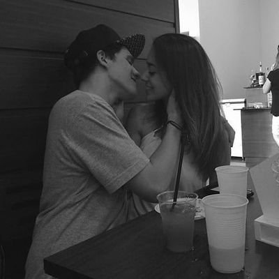 Selfblog8's profile picture. Ne acılar dinecek elim değse, elime..