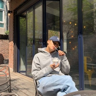 𝐍𝐨𝐭 𝐑𝐞𝐚𝐥 ╱ 김민규 ≛ handsome prince from the group named 𝐒𝐄𝐕𝐄𝐍𝐓𝐄𝐄𝐍 who born in ; 1997 그는 한국 셀라 탄에서 유명한 랩퍼입니다.