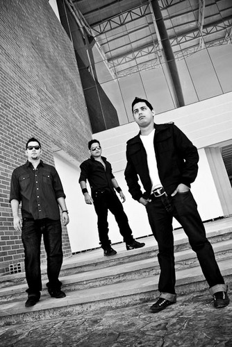Descarga nuestro primer disco Sin Ver Atras, haciendo click aqui http://t.co/TVOwCxMCef