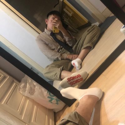 Li12208's profile picture. 正装控 173 | 62 | 0 轻微 M 喜欢闻皮鞋的臭黑袜子