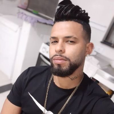 sonhador , descontraído,
honesto e que gosta de boas amizades