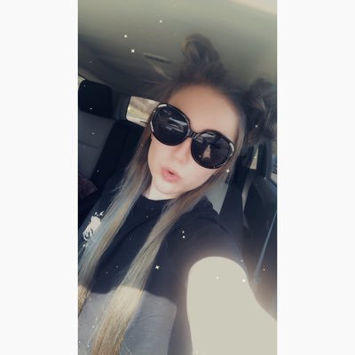 julieponticello's profile picture. usually offensive