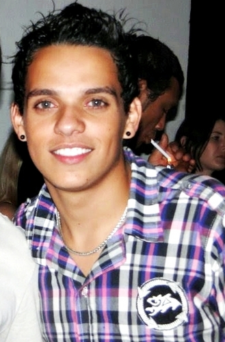 Ator, modelo, DJ, rico, famoso, bonito e mentiroso.
