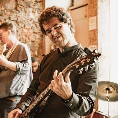 Físico Experimental, magnetismo e nanociências, Pesquisador do Centro Brasileiro de Pesquisas Físicas - CBPF - RJ. Guitarrista da Banda Queda Livre (Youtube).