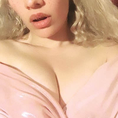 a strong independent rabbit, non-binary femme, they/them, angel, babygirl, aquarius ☀️, leo ⬆️, gemini 🌑 chRistiNE aNd tHe QueEEns fani (●´ω`●)