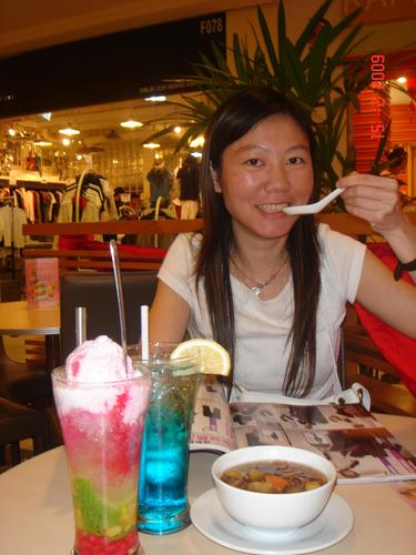 jlyap79's profile picture. Loves FOOD Hunting; LOVES High Heels; Enjoys TRAVELING; Likes Meeting People; SHE Works Hard; and Plays Hard too!