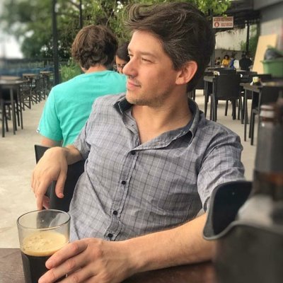 Amigo del beber y gran comedor de cosas saldas. En un universo pararelo soy un tipo copado.
