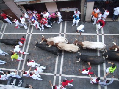 Balcony to see the running of the bulls in Pamplona. No charge. No se cobra, sólo se invita.