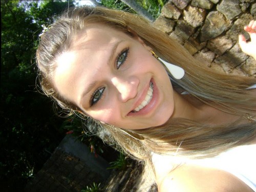 Sou melhor do que as pessoas pensam, pior do que elas imaginam.
As críticas não me abalam, os elogios não me iludem.
Sou o que sou, não o que falam.