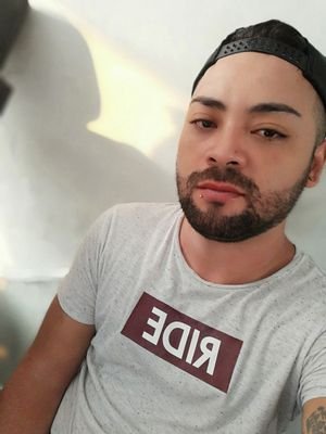 KiplingMendoza's profile picture. Mis labios