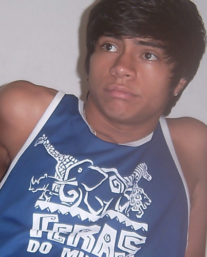 Tenho 16 anos,sou super esportista e vaidoso,sempre estou bm humorado,desejo felicidade pra tods,hulmidez sempre,sigo qualquer um q pede,Flamenguista,romantico.