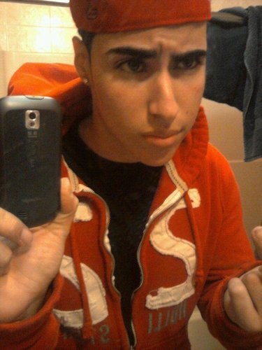 IM $INGLE ; BI$EXUAL AN I DONT GIVE A FUCK WUT YU THINK BOUT ME ; LUV TO TEXT : ) ; MARCH 1 91 ! GET @ ME TWITTER CUTIES,