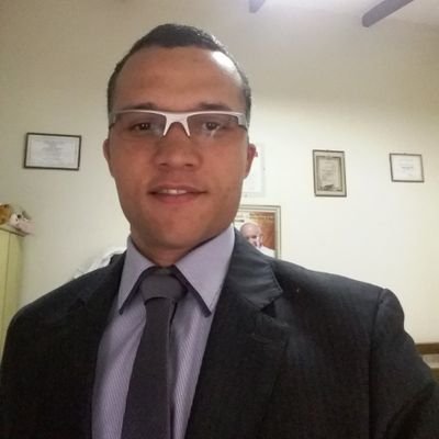 Professor de Enfermagem, especializado em atendimento de Urgência e Emergência e em Enfermagem do Trabalho.