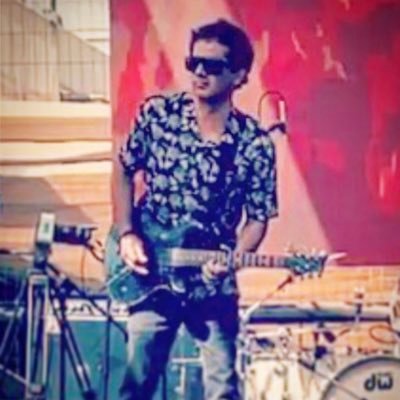 Apasionado por la filosofía política. Liberal de Centro, Liberalismo Igualitario (nunca como los socialistas que se autoperciben de liberales). Guitarra, Voz.