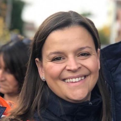 Mestra de primària amb dos mans esquerres per a les manualitats. M’encanta donar classe i despertar l’interès en els meus alumnes. Mare de dos perles.