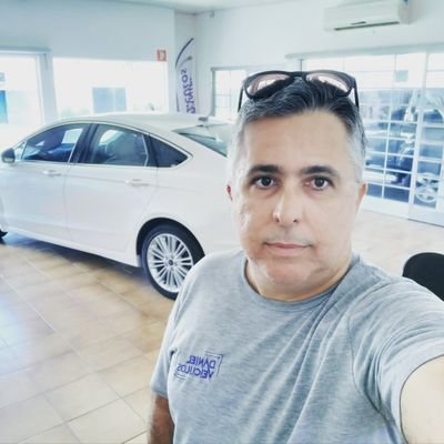 Adoro internet, carros e politica, gosto de saber de tudo um pouco e criticar o que vejo de errado, e o twitter é a ferramenta certa é isso ai galera