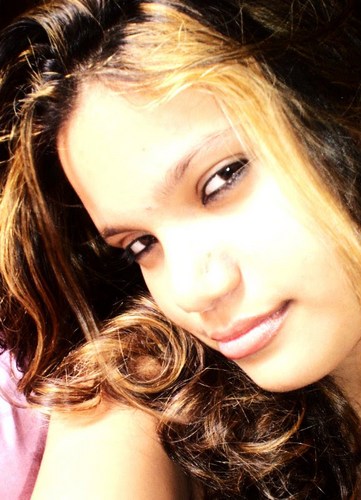 _ghcs's profile picture. - O tempo não cura tudo, aliás, o tempo não cura nada. O tempo apenas desloca o incurável do centro das atenções'