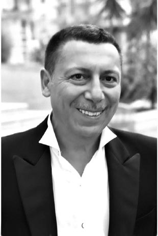 robertoclaudio2's profile picture. Nato a Bari nel 1951, Diploma di Maestro d'Arte in  Ceramica dal 1969; Titolo di Accademia di Belle Arti come Scultore nel 1973.
Pittore, Scultore, grafico