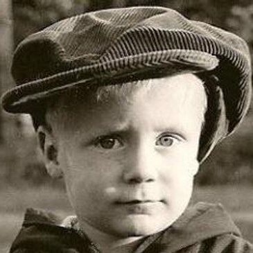 #readingfc fan, collector and researcher. Creator of the original Biscuitmen website. Looking for vintage RFC postcards, team and player photos, etc.