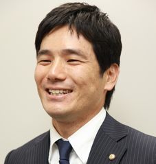 舞子高校（サッカー部）→関西大学→人事のコンサル会社→外資系生命保険会社→…。1973年3月 兵庫県神戸市垂水区出身／